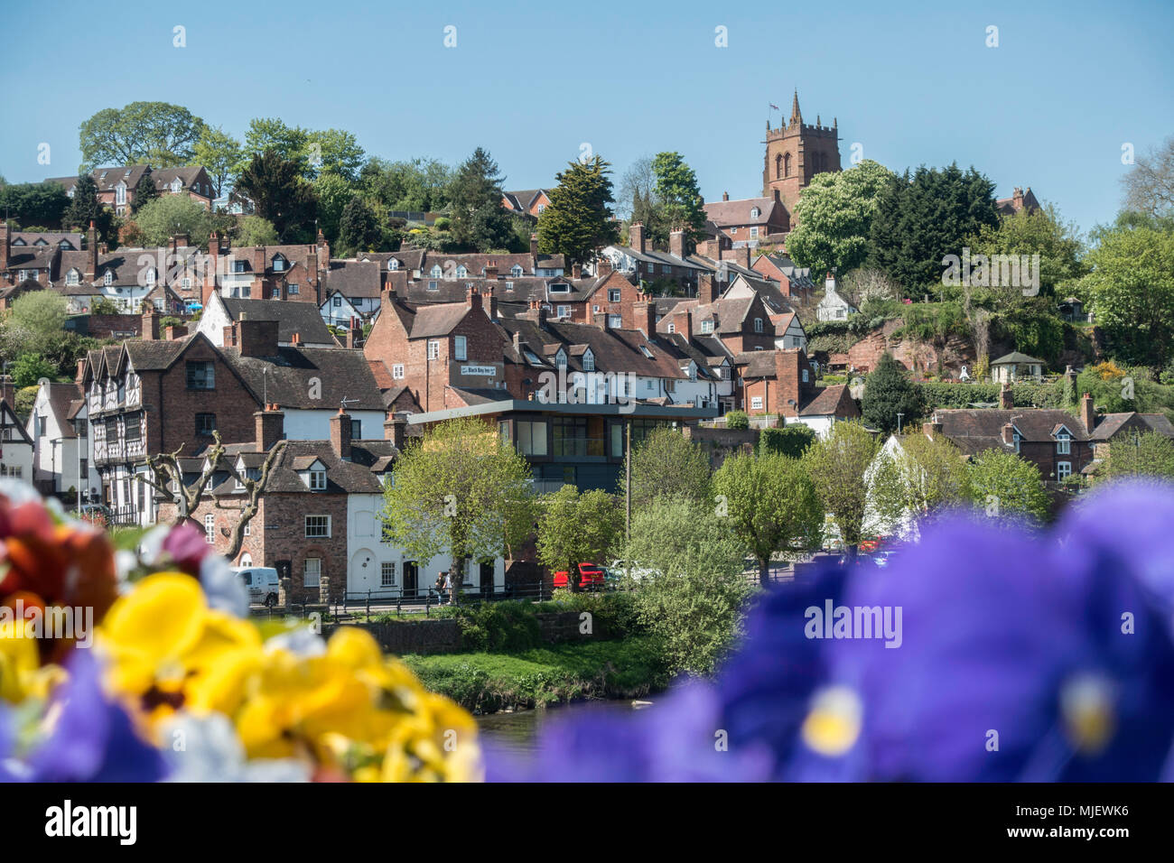 Bridgnorth, Shropshire 5 maggio 2018. Le persone che si godono la bella Bank Holiday sunshine in Bridgnorth dal fiume, crogiolandovi al sole che la rende una delle più calde possono festivi sul record. Foto Stock