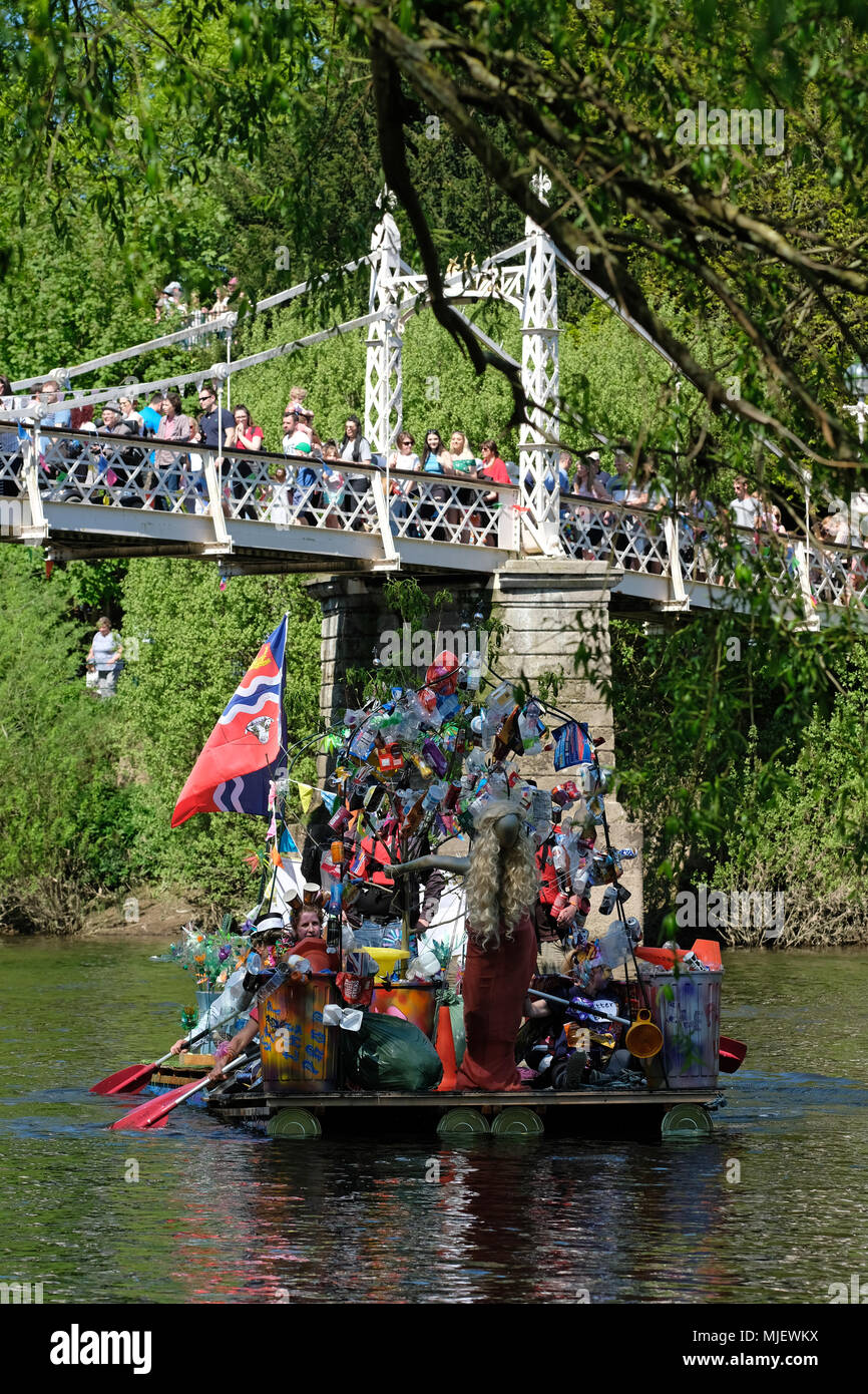 Hereford, Herefordshire, Regno Unito - Sabato 5 Maggio 2018 - fatti in casa galleggiante zattere lungo il fiume Wye sotto il pedone occupato il Ponte Victoria come parte del fiume di Hereford Carnevale in una calda giornata soleggiata con temperature locali fino a 21c. Foto Steven Maggio / Alamy Live News Foto Stock