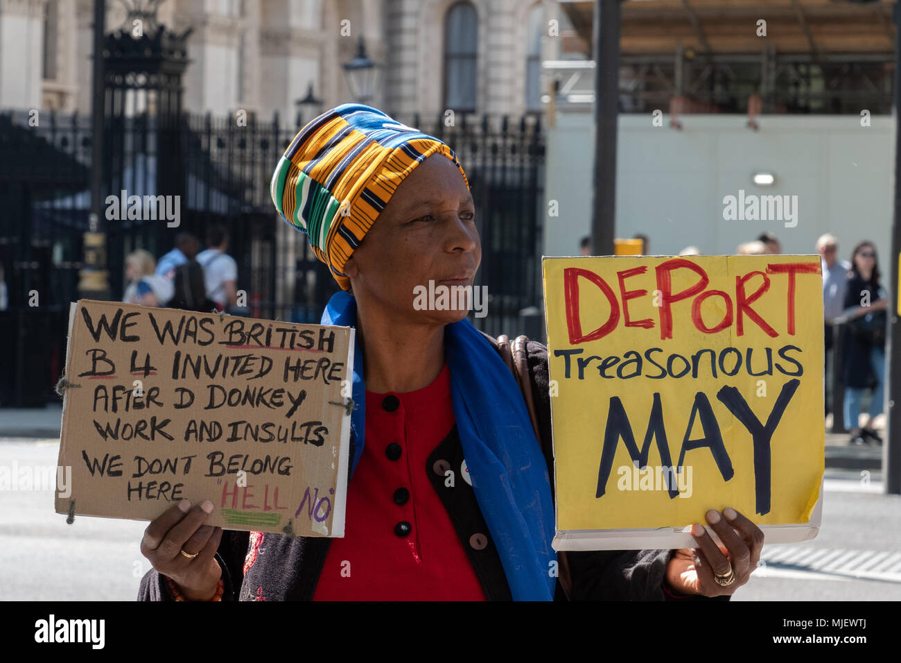 Londra, UK, 5 maggio 2018, dimostranti partecipare a marzo per Windrush di fronte a Downing Street nel tentativo di rovesciare i governi in materia di immigrazione dichiarando Theresa Maggio la politica attuale è razzista. Credito: Adrian lobby/Alamy Live News Foto Stock