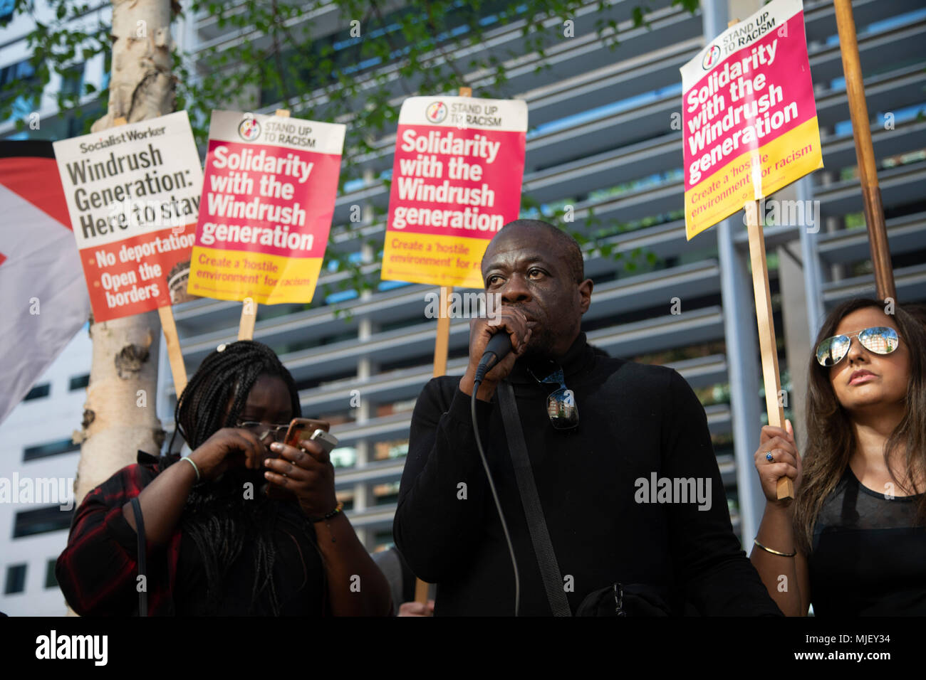 Londra, Regno Unito. Il 5 maggio, 2018. Stand up al razzismo protesta al di fuori della casa ufficio promozione della solidarietà con la generazione di Windrush il 5 maggio 2018 a Londra, Inghilterra, Regno Unito. I manifestanti sono stati da un background multiculturale e si fermò uniti per rendere un ambiente ostile per il razzismo. Credito: Michael Kemp/Alamy Live News Foto Stock