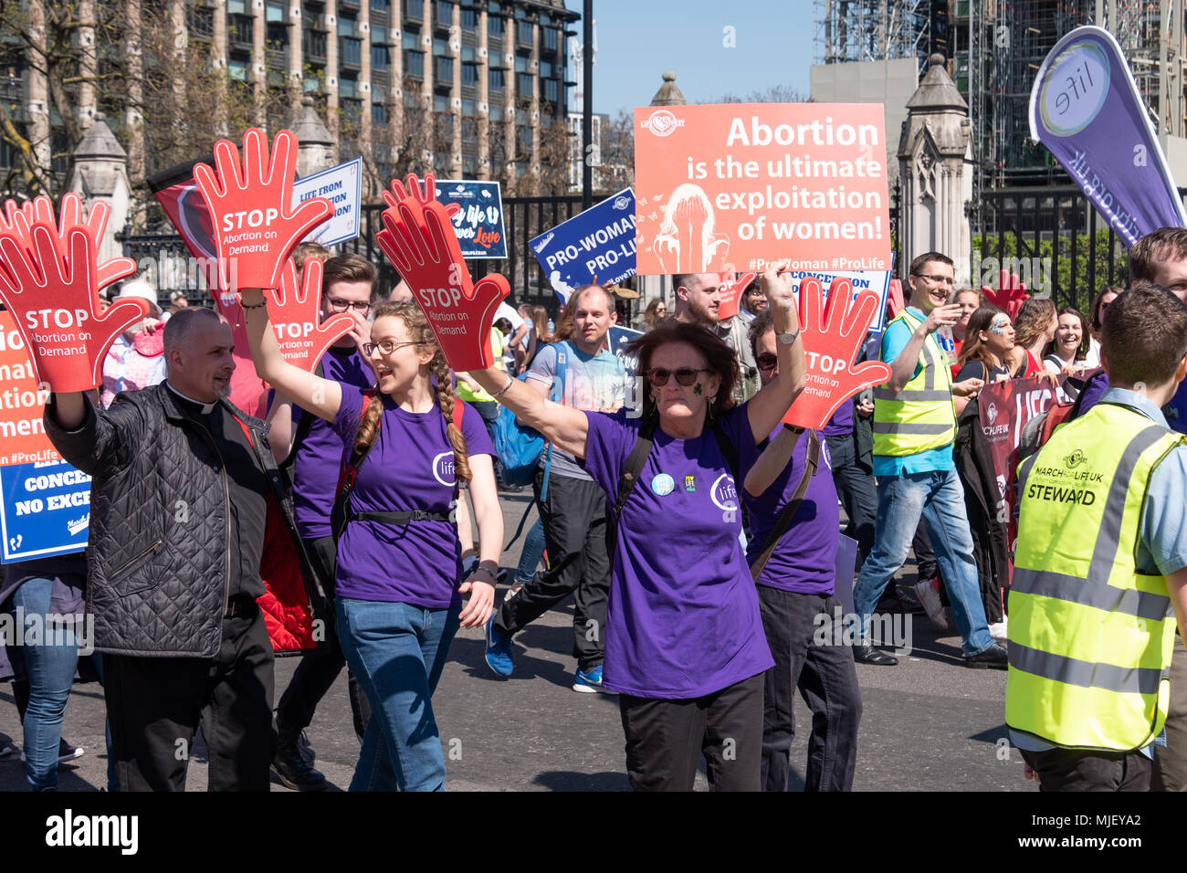 Londra, UK, 5 maggio 2018, membri della Marcia per la vita il Regno Unito ha organizzato una marcia attraverso il centro di Londra. Essi si sono scontrati con i membri dell'aborto dei gruppo di diritti che detenevano la propria protesta in piazza del Parlamento. Credito: Adrian lobby/Alamy Live News Foto Stock