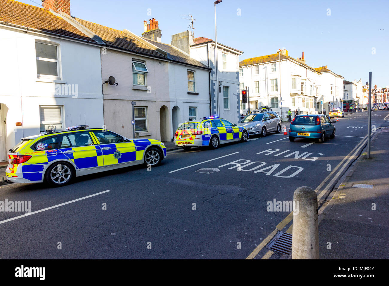 Langney Road, Eastbourne, East Sussex, Regno Unito. Il 5 maggio 2018. Kent Air Ambulance e Polizia del Sussex frequentare una collisione tra una macchina e un ciclista in Langney Road vicino alla giunzione con Susan's Road a Eastbourne. Il pilota denominato 48 anno vecchio Colin McFarlane morì di ferite alcuni giorni più tardi. Credito: Alan Fraser/Alamy Live News Foto Stock