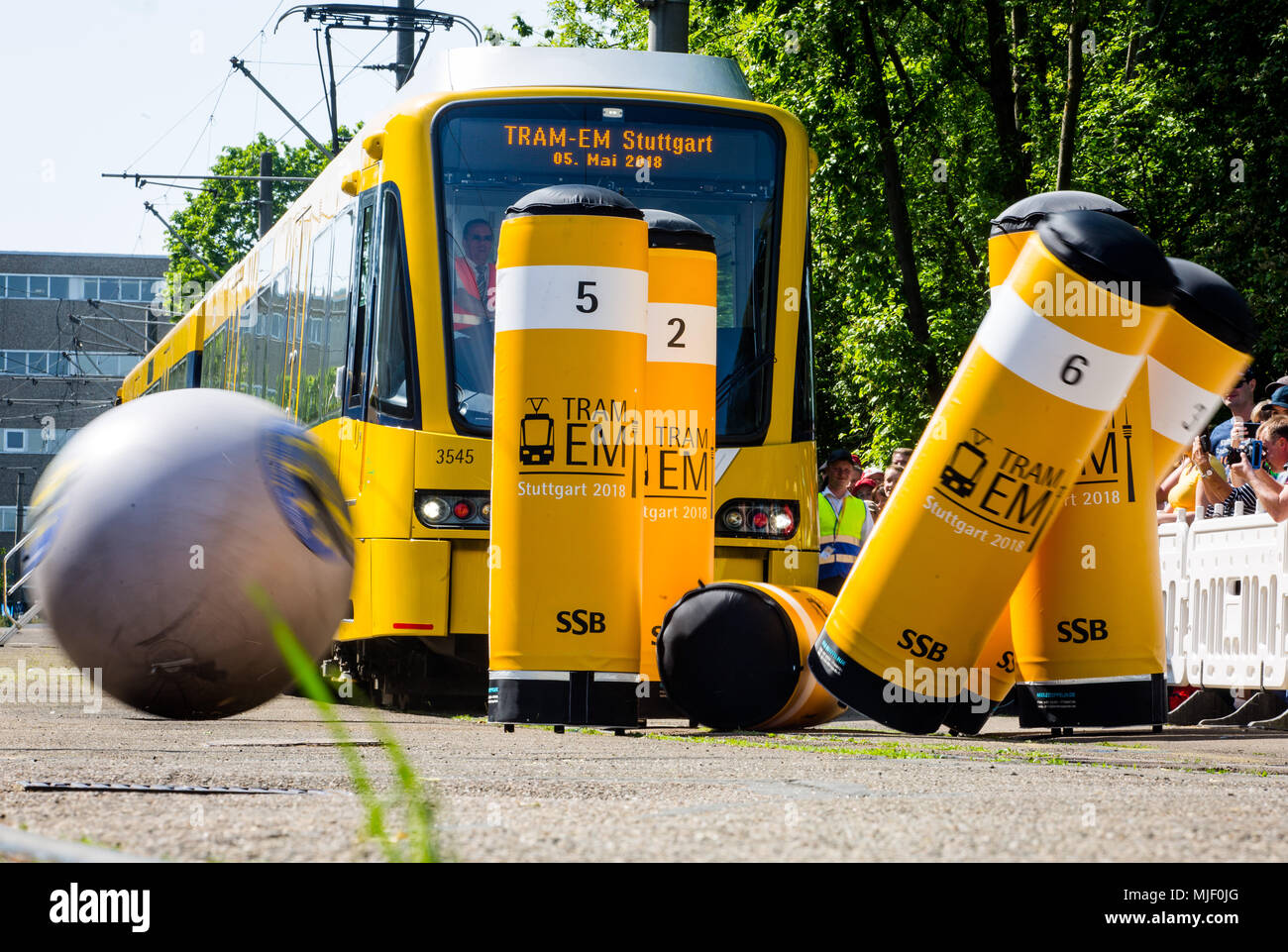 05 maggio 2018, Germania Stoccarda: nella disciplina di Tram-Bowling al Campionato Europeo di tram driver, i partecipanti cercano di rovesciare come molti perni come possibile. Questo è uno dei sei diverse discipline in concorso. Foto: Christoph Schmidt/dpa Foto Stock