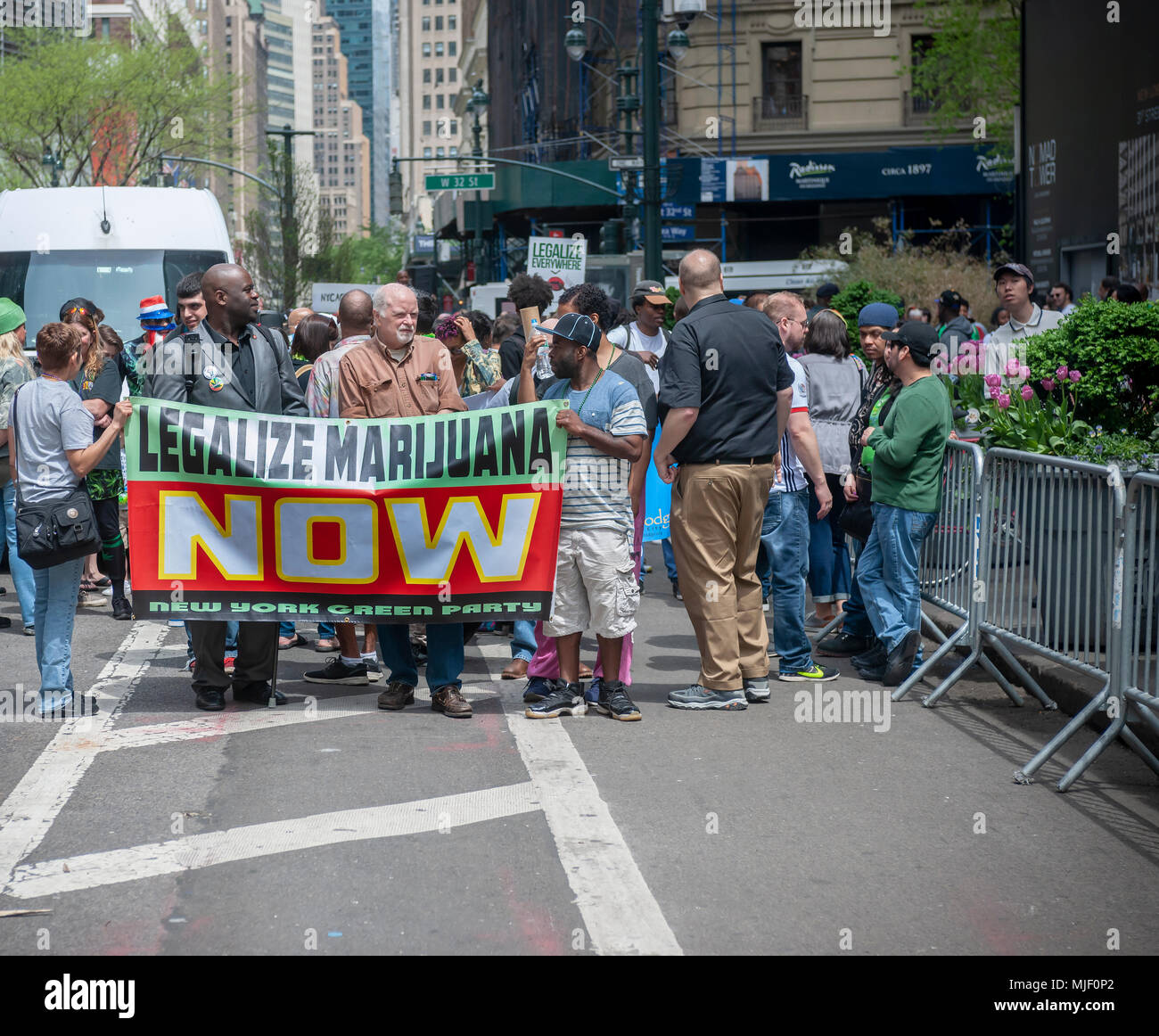 New York, Stati Uniti d'America. Il 5 maggio, 2018. Sostenitori della legalizzazione della marijuana marzo a New York Sabato, 5 maggio 2018 all'annuale NYC Cannabis Parade. Il marzo comprendeva una vasta gamma di dati demografici da millennial al vecchio tempo di hippies. I partecipanti alla parata sta chiamando per la legalizzazione della marijuana per il trattamento medico e per usi ricreativi. (© Richard B. Levine) Credito: Richard Levine/Alamy Live News Foto Stock