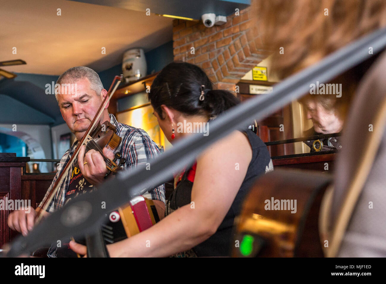 Cahersiveen, nella contea di Kerry, Irlanda, 5 maggio 2018. La musica tradizionale irlandese pub sessione, Cahersiveen, nella contea di Kerry, Irlanda Credito: Stephen Power/Alamy Live News Foto Stock