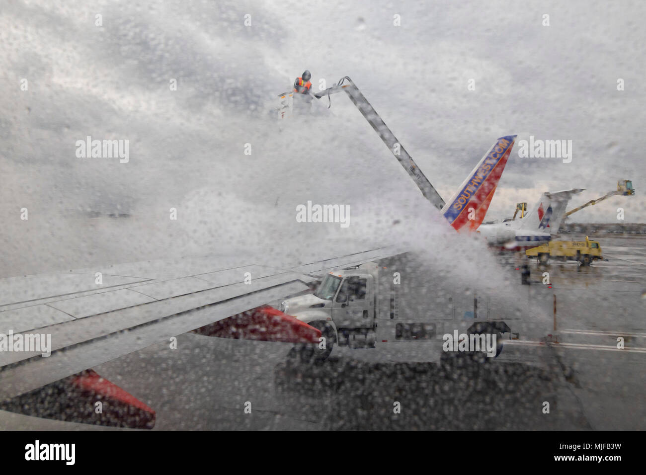 Detroit, Michigan - un lavoratore spruzza fluido di sbrinamento su un Southwest Airlines jet prima di un volo dall'Aeroporto Metro di Detroit. Foto Stock