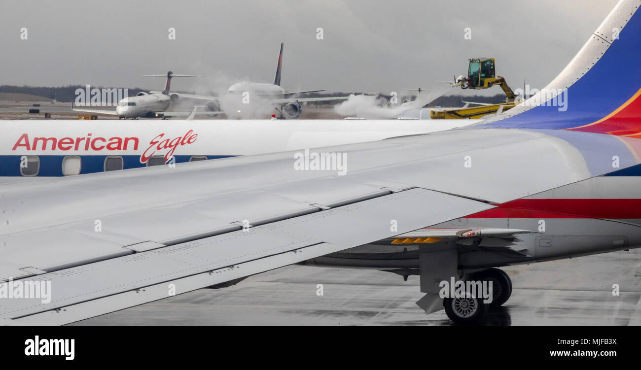 Detroit, Michigan - Fluido di sbrinamento viene spruzzata su aerei di linea prima del decollo dall'Aeroporto Metro di Detroit. Foto Stock