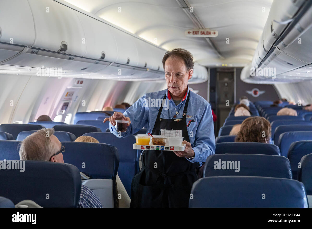 Detroit, Michigan - assistente di volo serve bevande su un Southwest Airlines volo da Detroit a Atlanta. Foto Stock