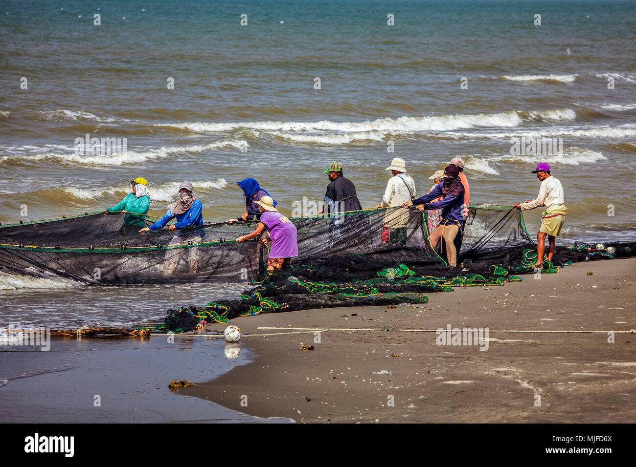 Cooperativa di pesca haul nel loro seine net a Baybay Beach, Roxas City, Capiz, isole filippine. Foto Stock
