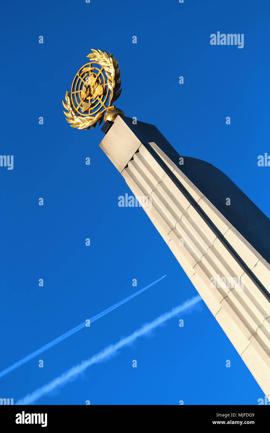 Foto Golden Monumento della Vittoria a Mosca illuminata dal sole Foto Stock