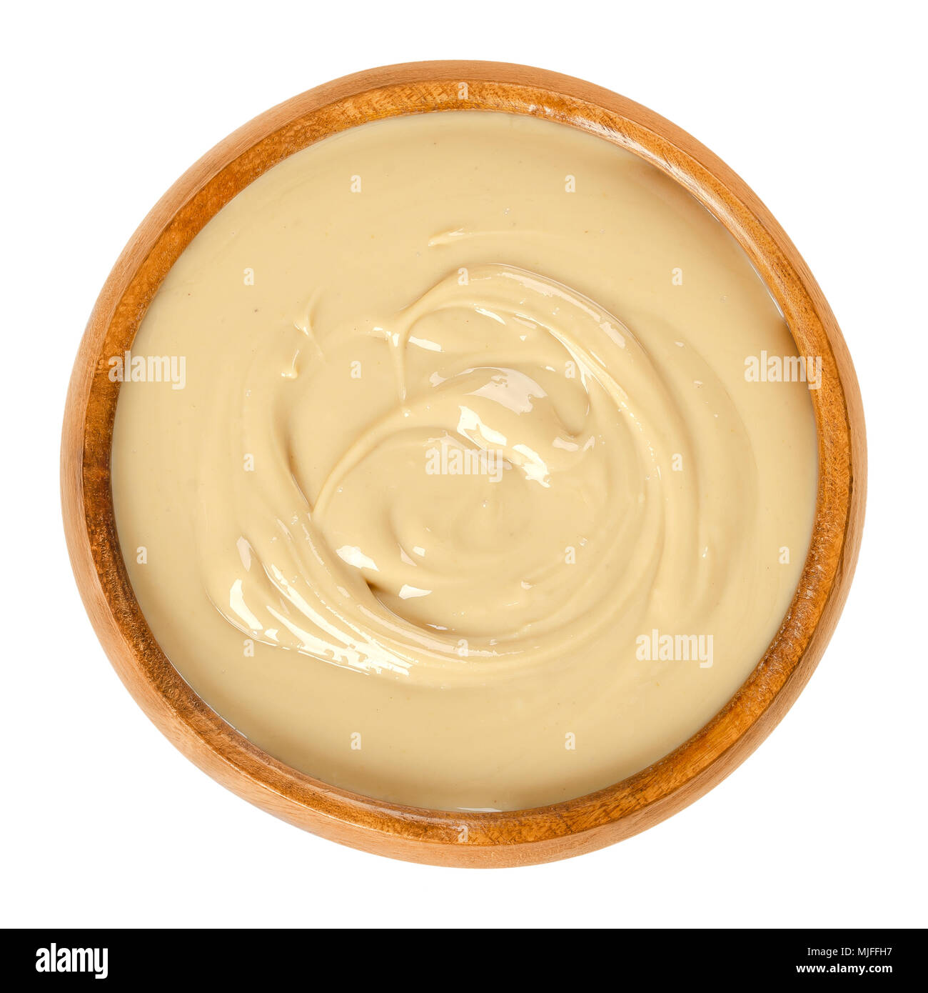 Anacardi burro nella ciotola di legno. La diffusione di cibo fatta da arrosto di anacardi. Marrone chiaro, uniforme di pasta alimentare. La crema di dadi di excelsum occidentale. Foto Stock