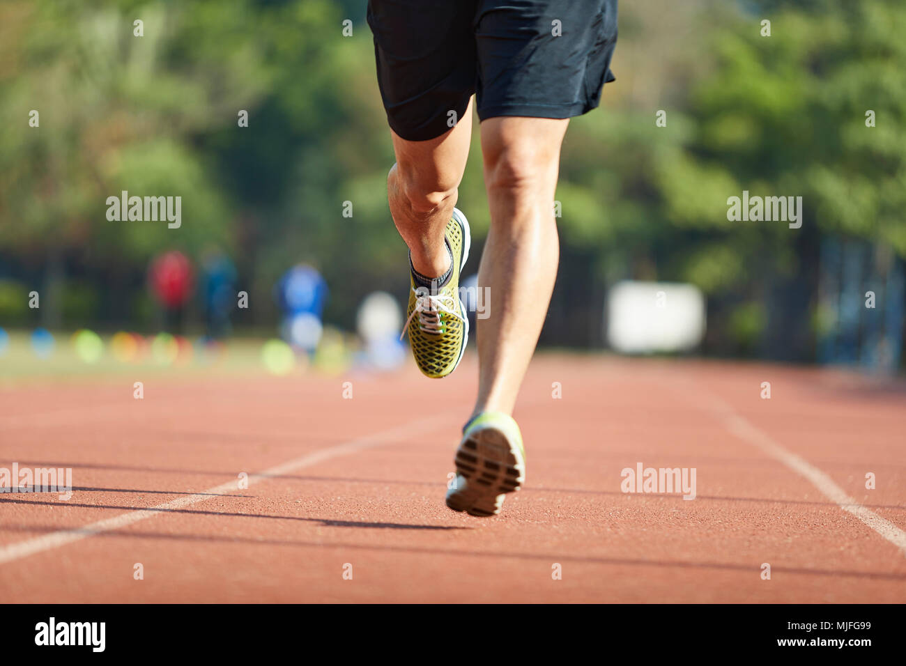 Giovane uomo asiatico atleta maschio esegue la formazione esercita sulla via. Foto Stock