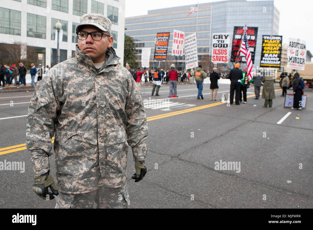 Un Texas National Guard protegge il membro di destra i dimostranti durante l inaugurazione del Presidente degli Stati Uniti Trump in Washington, DC, il 20 gennaio 2017. Foto Stock