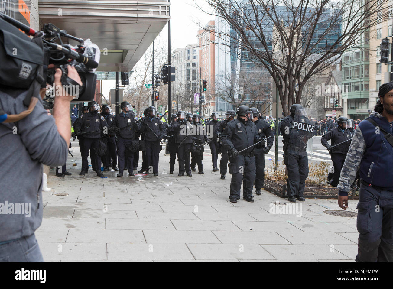 I dimostranti e polizia si scontrano durante l inaugurazione del Presidente degli Stati Uniti Trump in Washington, DC, il 20 gennaio 2017. Foto Stock