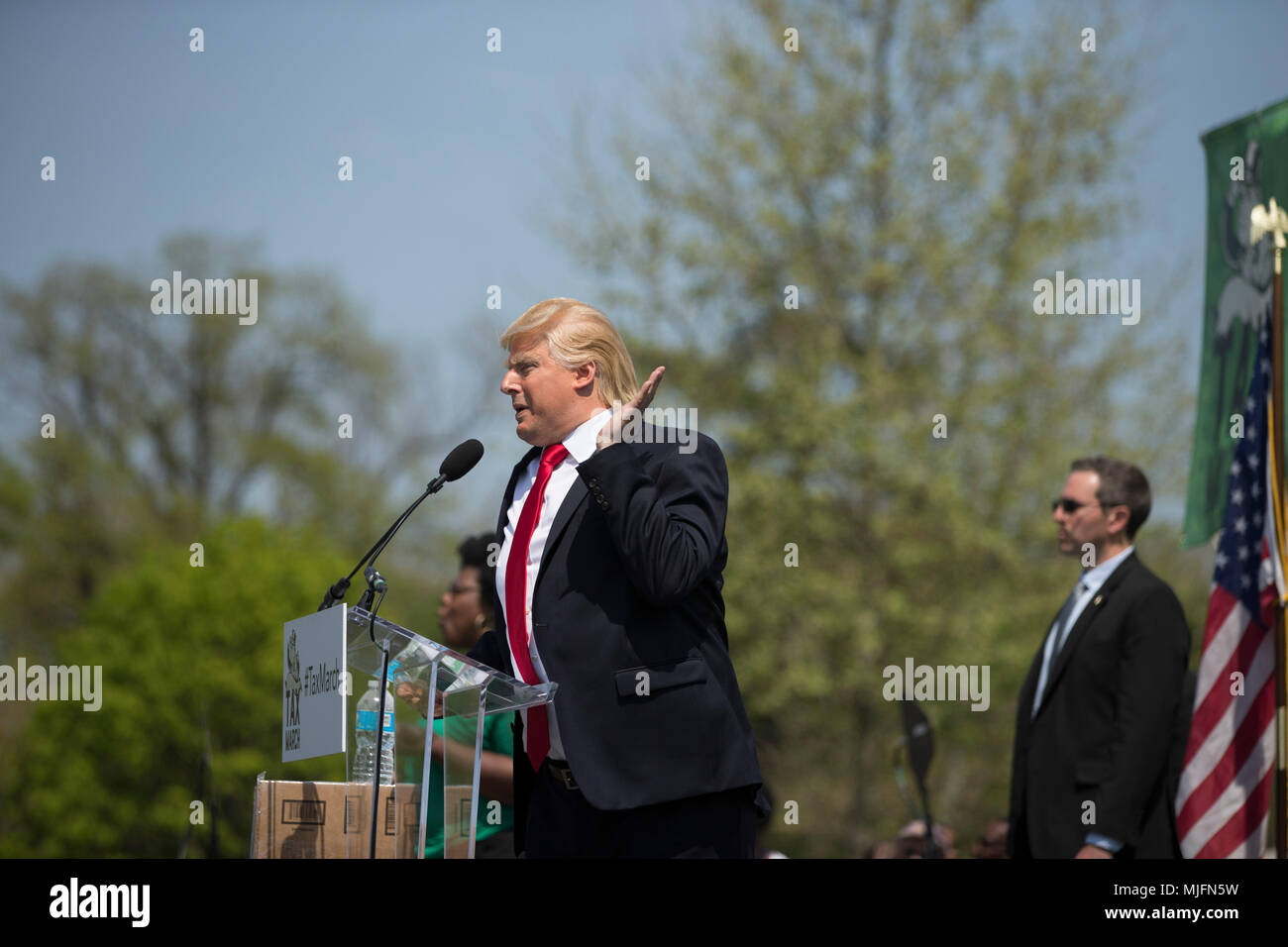 Chansonnier Anthony Atamanuik " del Presidente Show' sulla centrale di commedia in veste di presidente Donald Trump parla al Tax marzo, uno sforzo per incoraggiare il presidente Donald Trump per rilasciare le tasse in Washington, D.C. su Aprile 15th, 2017. Foto Stock