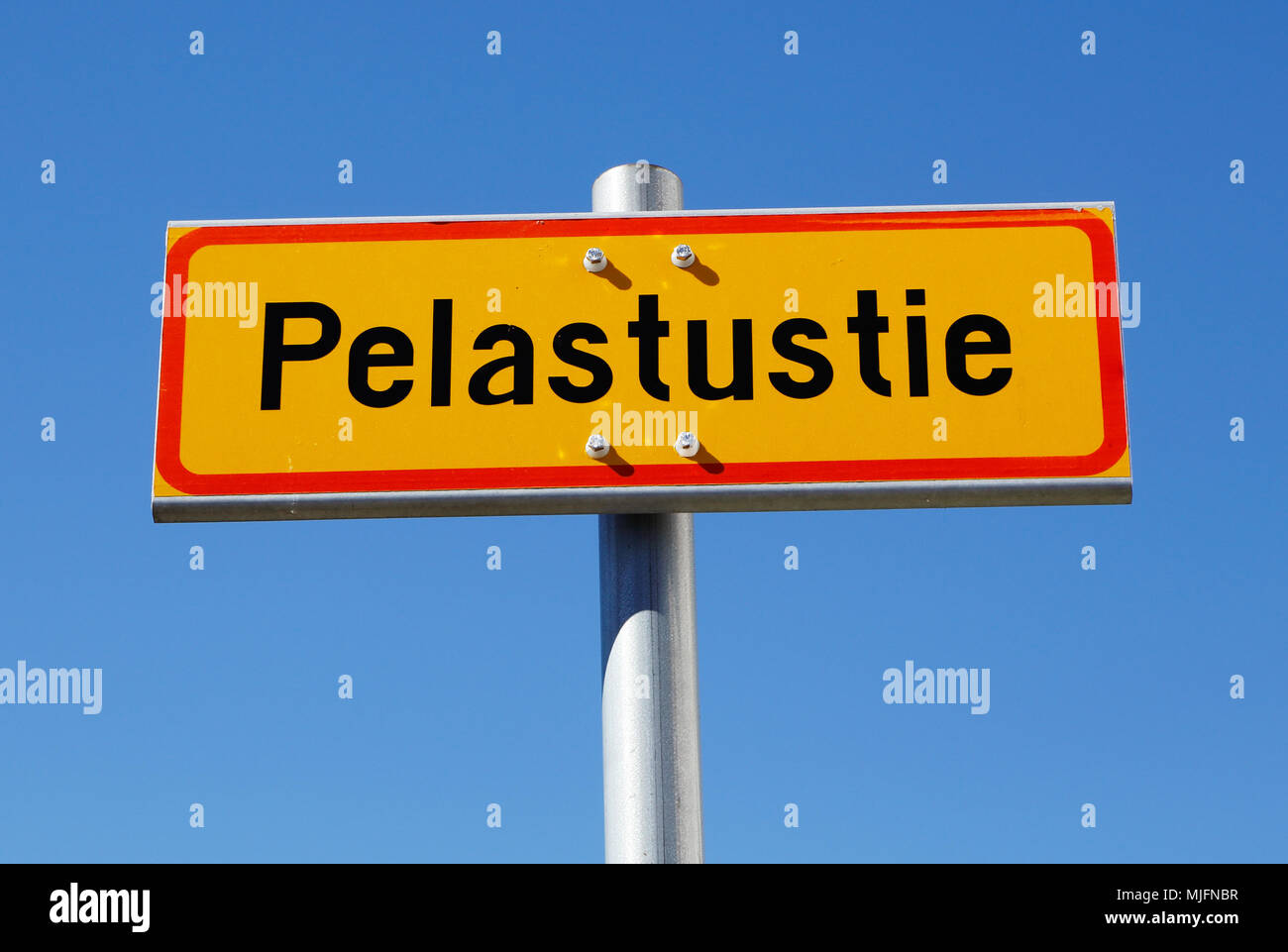 Il finlandese uscita di emergenza segno (Pelastustie) in finlandese su un palo contro il cielo blu. Foto Stock