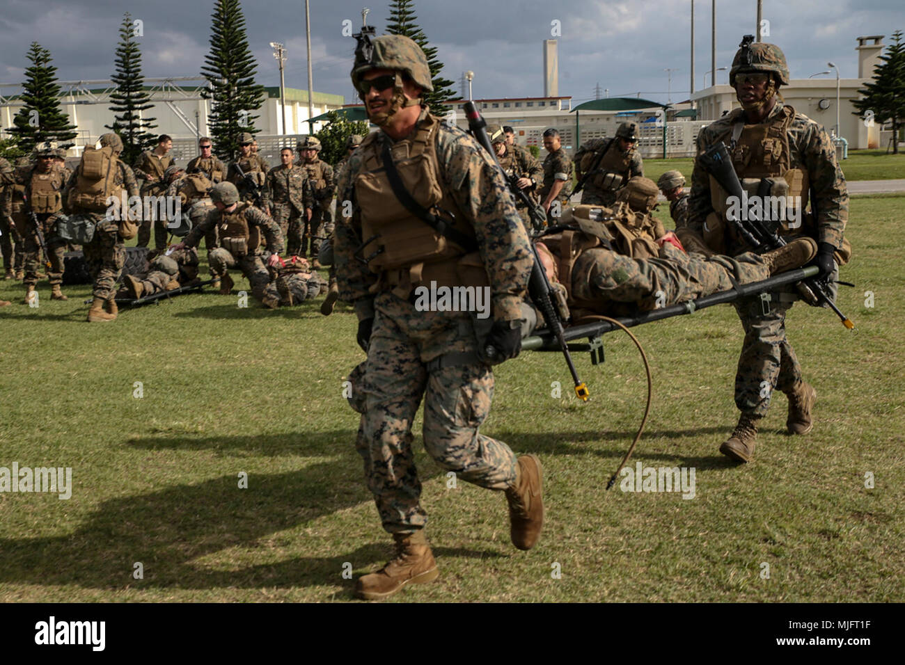 Marines e marinai con il combattimento il battaglione della logistica 31 portano una simulazione di incidente durante la massa casualty risposta formazione durante la fase di integrazione anfibio della formazione di Camp Hansen, Okinawa, in Giappone, 22 marzo 2018. Il bilanciamento del carico dei componenti-31, 31 Marine Expeditionary Unit logistico dell elemento di combattimento, medici forniti aiuti per il triage e la evacuazione feriti vittime. Il trentunesimo MEU partner con la marina militare del squadrone anfibio 11 per formare il componente anfibio della Vespa Anfibia Gruppo pronto. Il trentunesimo MEU e PHIBRON 11 condotta AIT in preparazione per la certificazione di esercizio e di garantire la prontezza di risposta alle crisi th Foto Stock