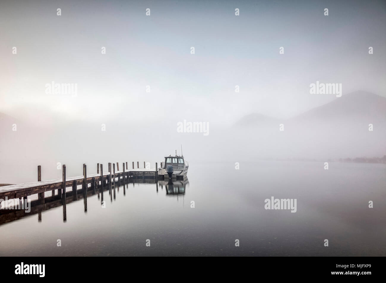 Una mattinata nebbiosa al Lago Rotoroa, Nelson Lakes National Park, Nuova Zelanda. Foto Stock