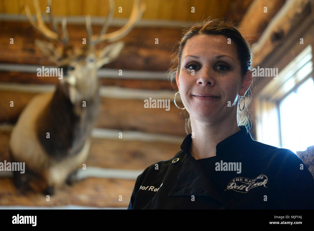 Renee Hickman, Ranch a cinghia Creek executive chef, comporta per un ritratto Marzo 28, 2018 in nastro, Mont. Hickman spostato in Montana con la sua famiglia e sbarcati un processo di cottura in un ranch locale tutto in meno di un anno. (U.S. Air Force Foto Stock