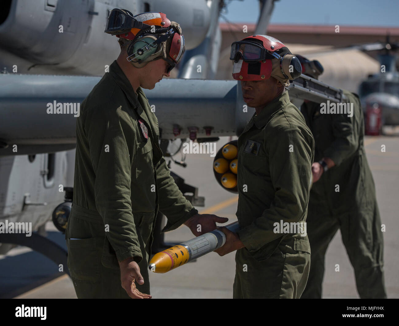 Stati Uniti Marines assegnato alle Marine Aviation di armi e tattiche del squadron 1 caricare un 2,75 pollici rocket configurato con precisione avanzata Kill Weapon System II, un hydra 70 motore a razzo e M282 alto esplosivo incendiario a penetratore multiuso Warhead su un AH-1Z Viper durante un caricamento APKWS e decollo del volo esercizio a sostegno di armi e tattiche Instructor 2-18 al Marine Corps Air Station Yuma, Ariz., Marzo 29. WTI è di sette settimane di formazione evento ospitato da MAWTS-1 cadre, in cui si sottolinea che un'integrazione operativa delle sei funzioni del Marine Corps aviation a sostegno di un'aria marina Gr Foto Stock