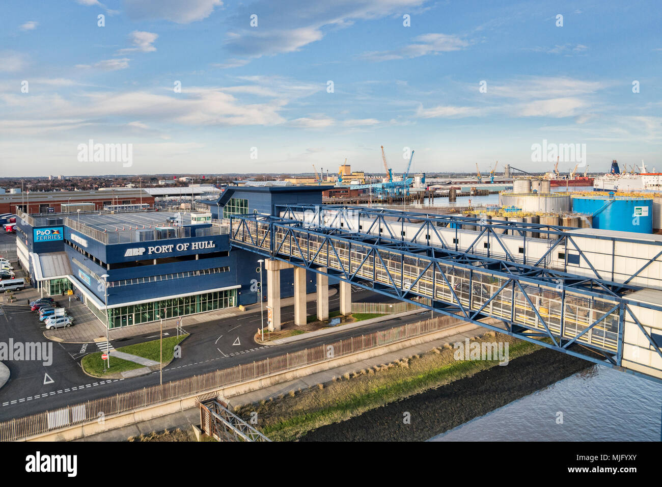 5 Aprile 2018: Hull, Regno Unito - porto di Hull terminal passeggeri e la costruzione di passerelle. Foto Stock