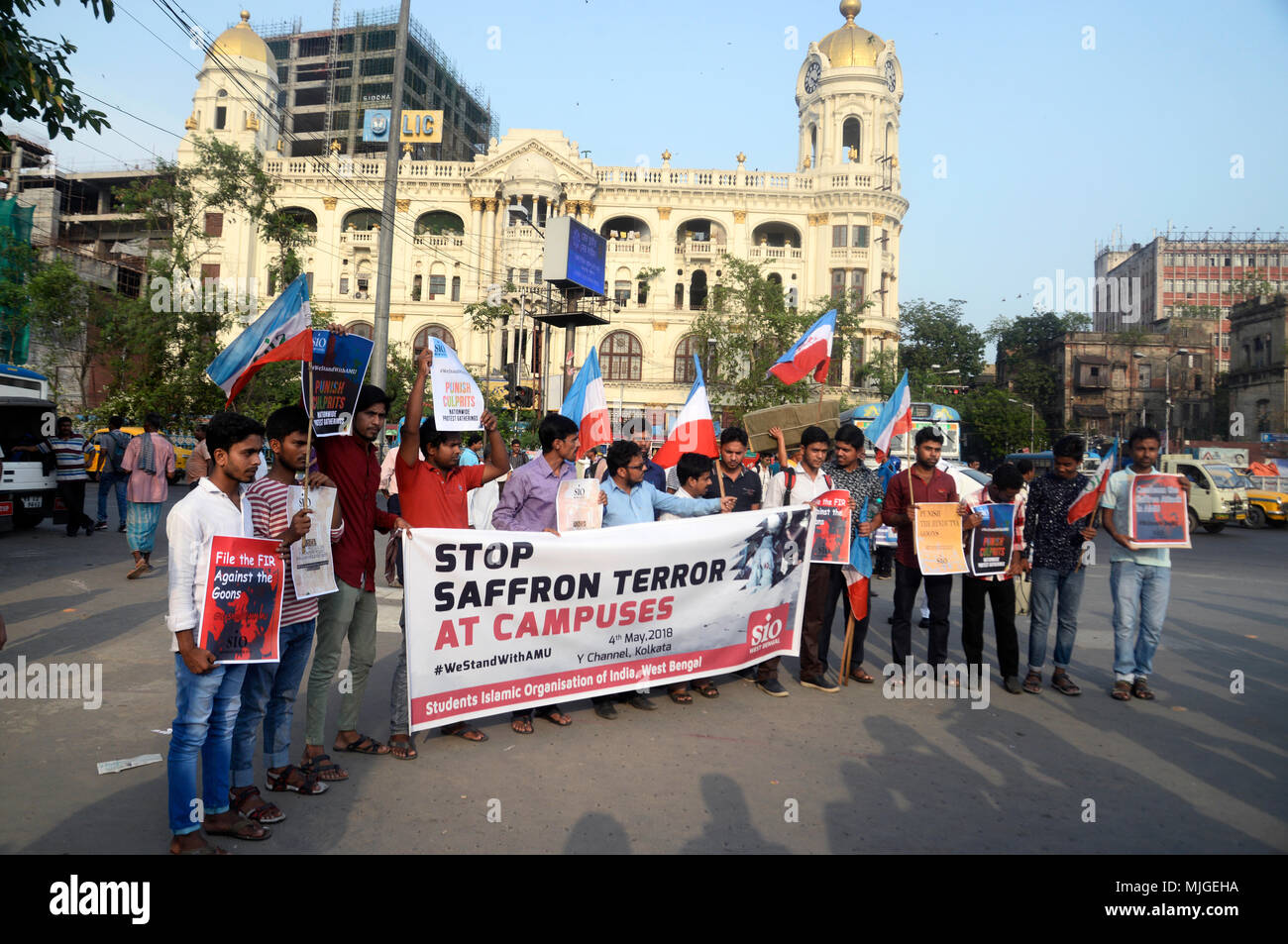 Kolkata, India. 04 Maggio, 2018. SIO membri detengono il poster e gridare slogan contro il Yogi led Adityanath Uttar Pradesh di governo durante la protesta contro Hindu Vahini Yuva. I membri di studente organizzazione islamica o SIO protestare contro Hindu Vahini Yuva attacco su studente di Aligarh universita islamica o UMA su un ritratto di Jinnah che è stata fino a parete dal 1983. Credito: Saikat Paolo/Pacific Press/Alamy Live News Foto Stock