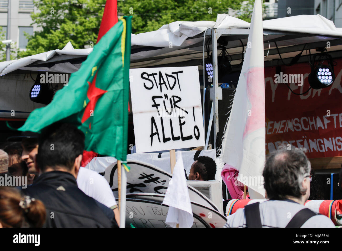 Darmstadt, Germania. 04 Maggio, 2018. Un manifestante tiene un cartello che recita "la città per tutti!". Gli attivisti e i rifugiati hanno marciato attraverso Darmstadt, per protestare contro l'espulsione dei rifugiati come vedono i loro paesi di origine come non salvare. L occasione è la recente apertura di uno speciale centro di espulsione a Darmstadt, che è il primo stato dell'Assia. Credito: Michael Debets/Pacific Press/Alamy Live News Foto Stock