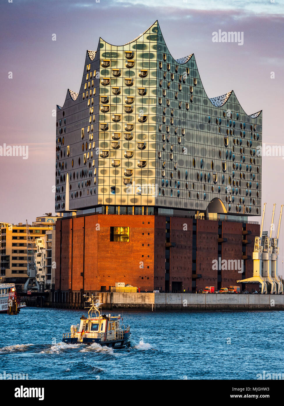 Elbphilharmonie di Amburgo - Elbe Philharmonic Hall - Elbi - Hamburg Concert Hall - Architetto Herzog & de Meuron - aperto 2017 costruzione iniziata 2007 Foto Stock