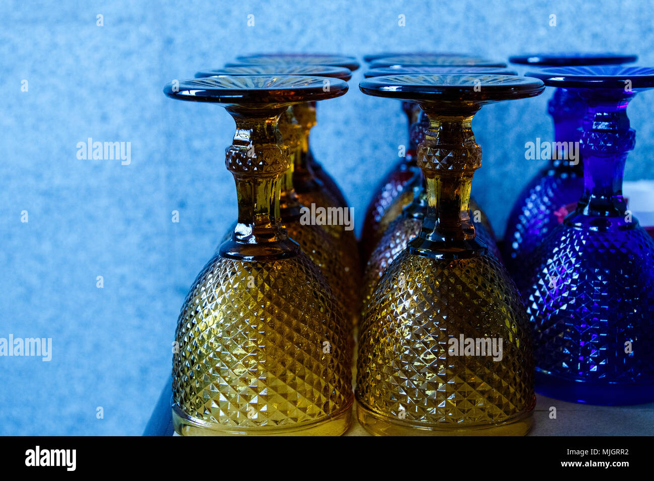 Vetro Giallo e blu occhiali invertito. Foto Stock