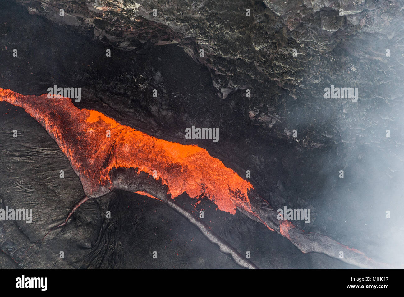 Vista aerea del lago di lava dentro Pu'u'O'o lo sfiato del cratere del vulcano Kilauea Parco Nazionale dei Vulcani delle Hawaii, Hawaii. Foto Stock