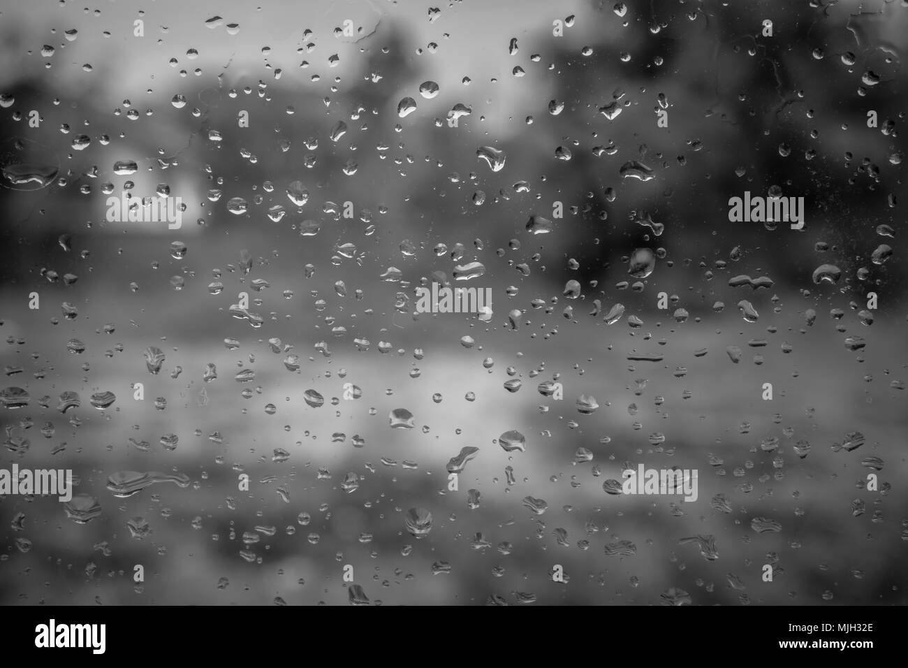 Gocce di pioggia sul vetro con effetto di filtro retrò stile vintage Foto  stock - Alamy