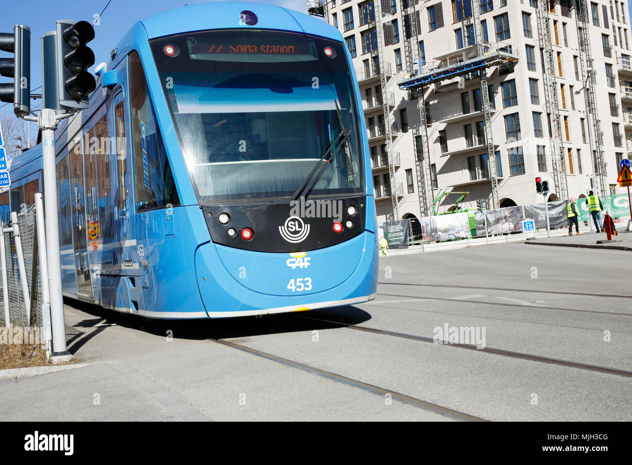 Solna, Svezia - 27 Marzo 2017: vista anteriore di una classe SL A35 tram in servizio sulla linea Tvarbanan entra nel distretto di Solna business park. Foto Stock