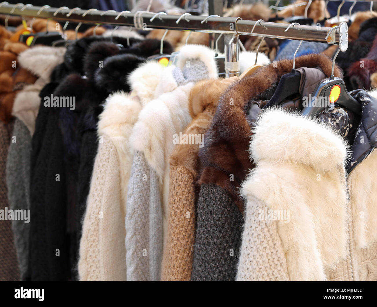 Molti pelliccia per la vendita nel costoso pellicciaio del negozio Foto Stock