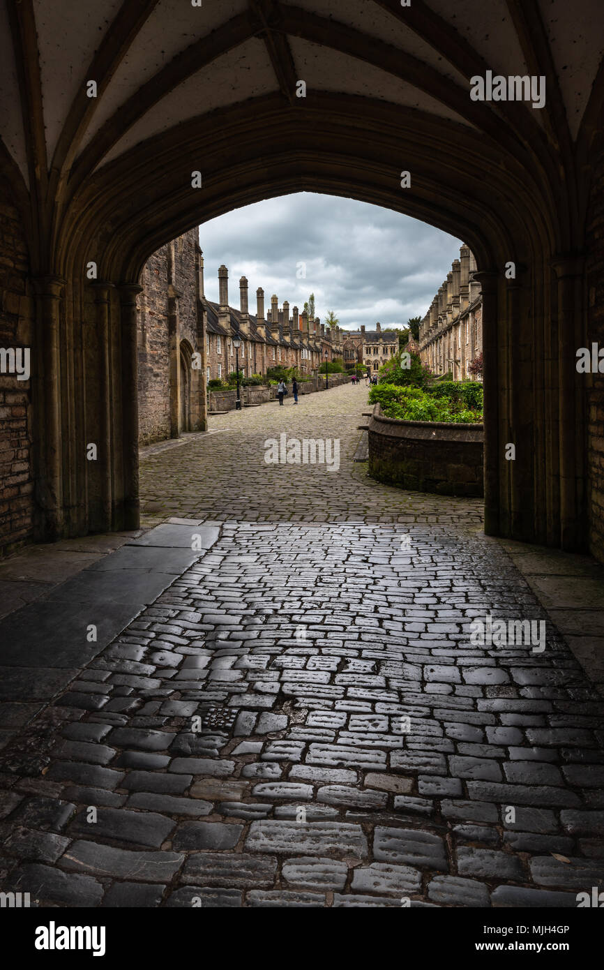Vicari' vicino a Wells Somerset, visto dal cancello ad arco a catena Gate, è sostenuto di essere la più antica puramente strada residenziale con originale bu Foto Stock