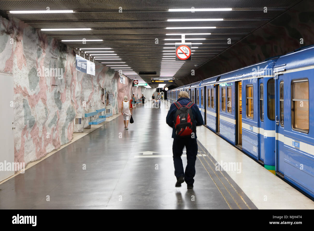 Danderyd, Svezia - 10 Settembre 2016: i passeggeri sono sbarcati dal treno alla metropolitana di Stoccolma il terminus Morby Centrum sulla linea rossa. Foto Stock