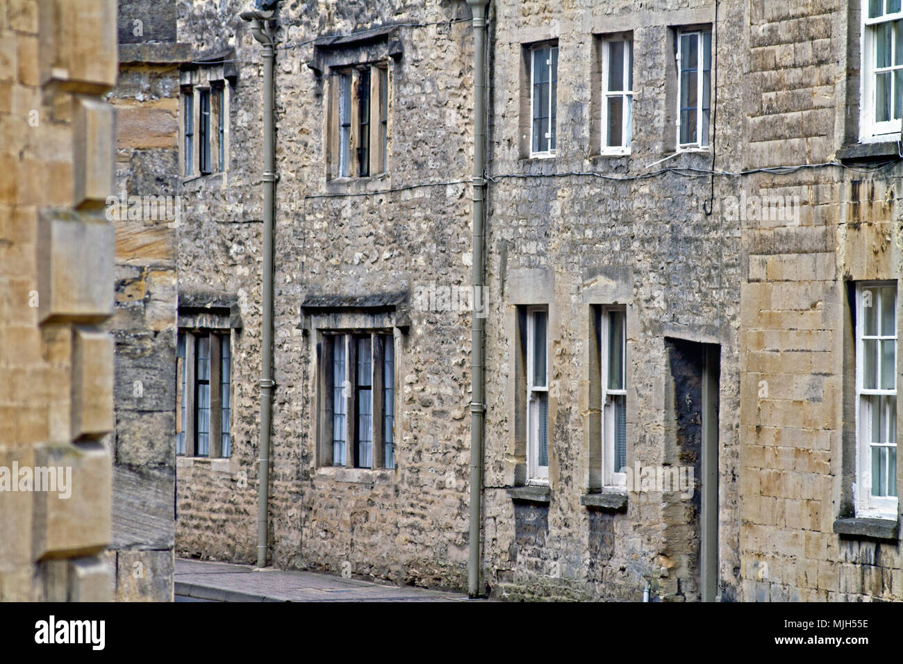 Carismatico alloggiamento locale costruito da Cotswold calcare in Cirencester's Coxwell Street. Foto Stock