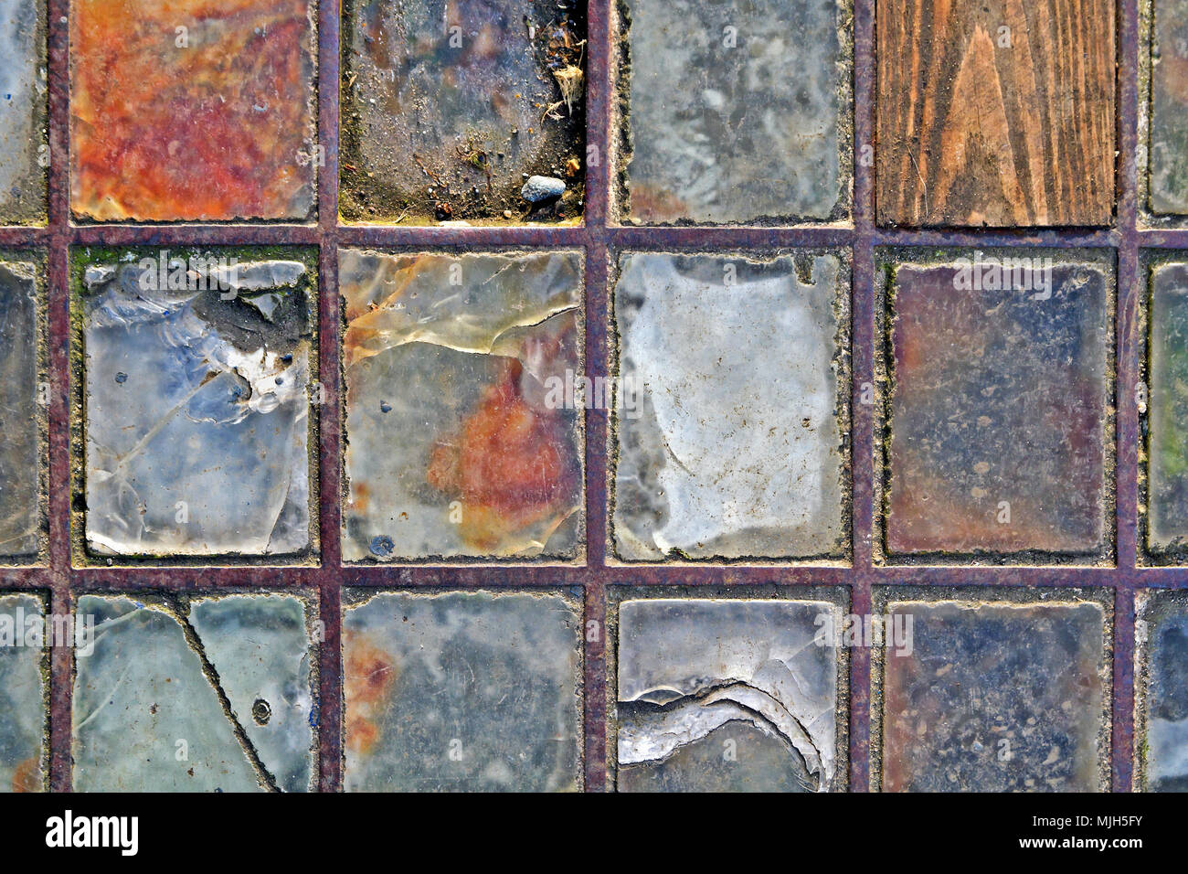 Un marciapiede lucernario; scheggiati, rotti e consumato da molti anni di utilizzo intenso. Foto Stock