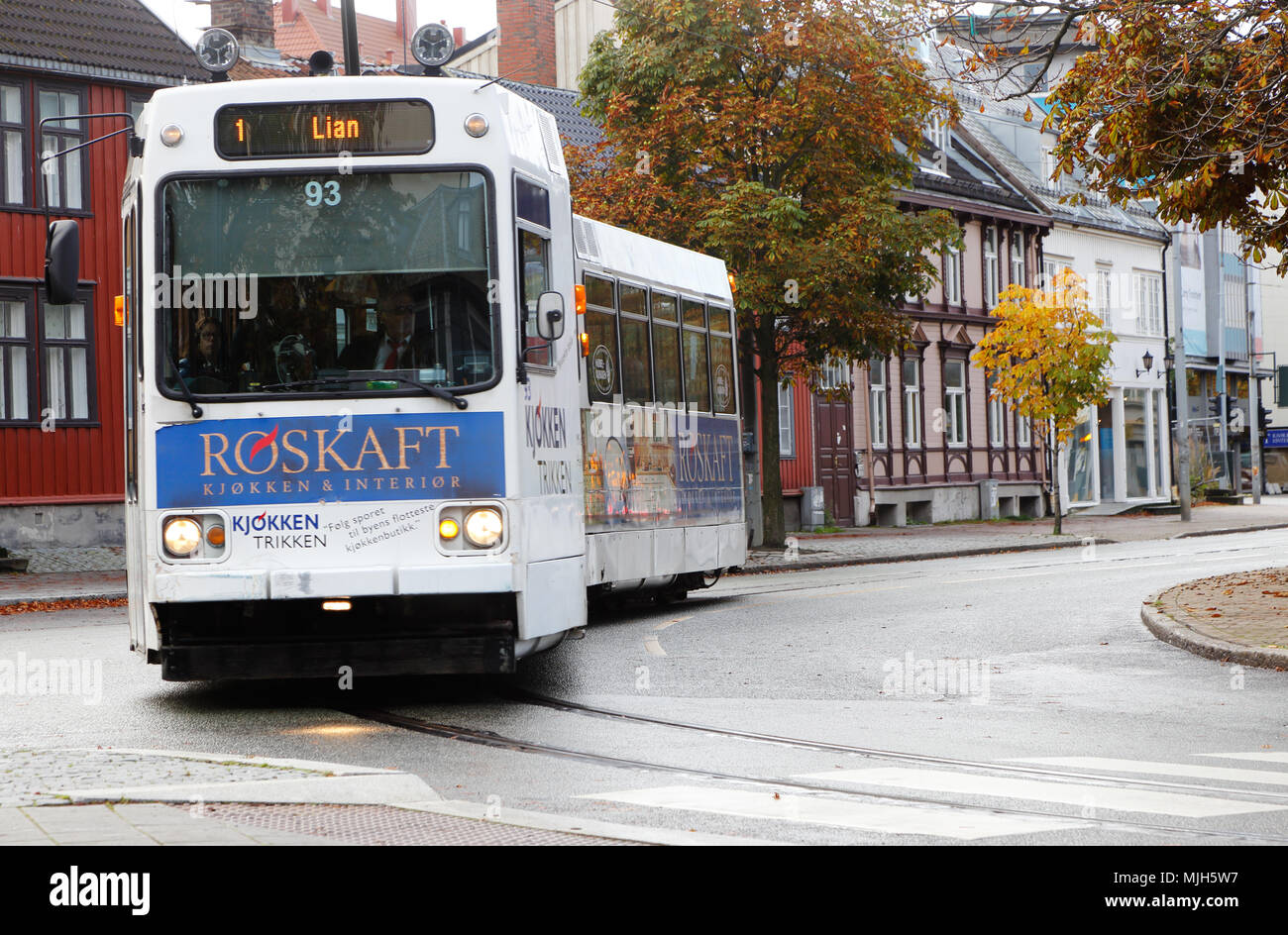 Trondheim, Norvegia - 30 Settembre 2016: un articolato in tram in servizio sulla linea 1 girare a sinistra da Kongens gate in St. Olof's gate nella città di Trondheim ce Foto Stock
