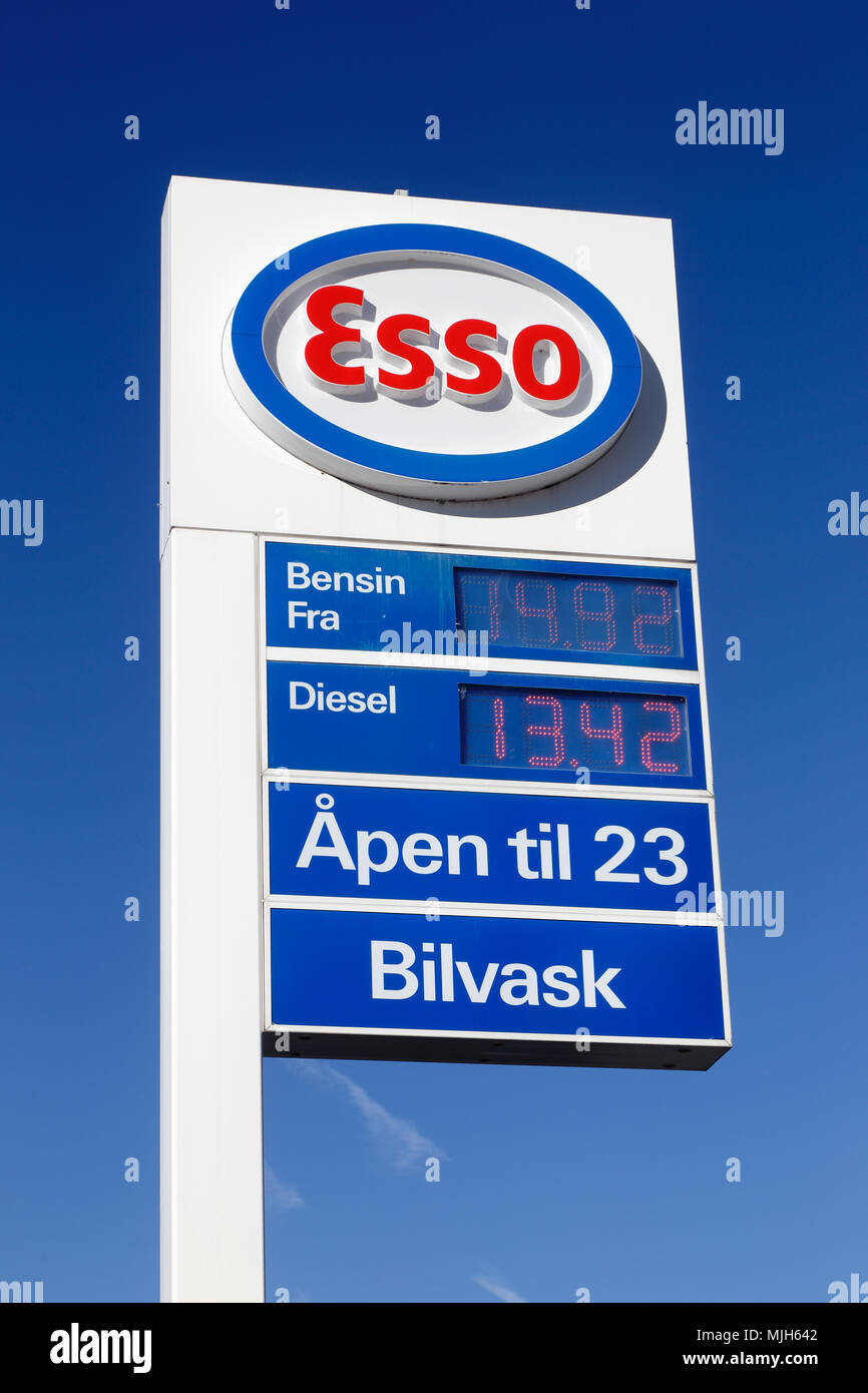 Elverum, Norvegia - 3 Ottobre 2016: bianco rosso e blu pubblicità segno di esso la benzina alla stazione di servizio compresi i prezzi e ore di apertura con un bl Foto Stock