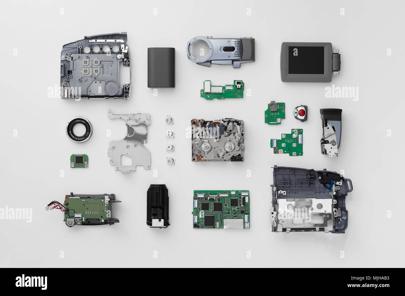 Parti di una mini videocamera DV separati e ben disposti su sfondo bianco, sopra visualizza Foto Stock