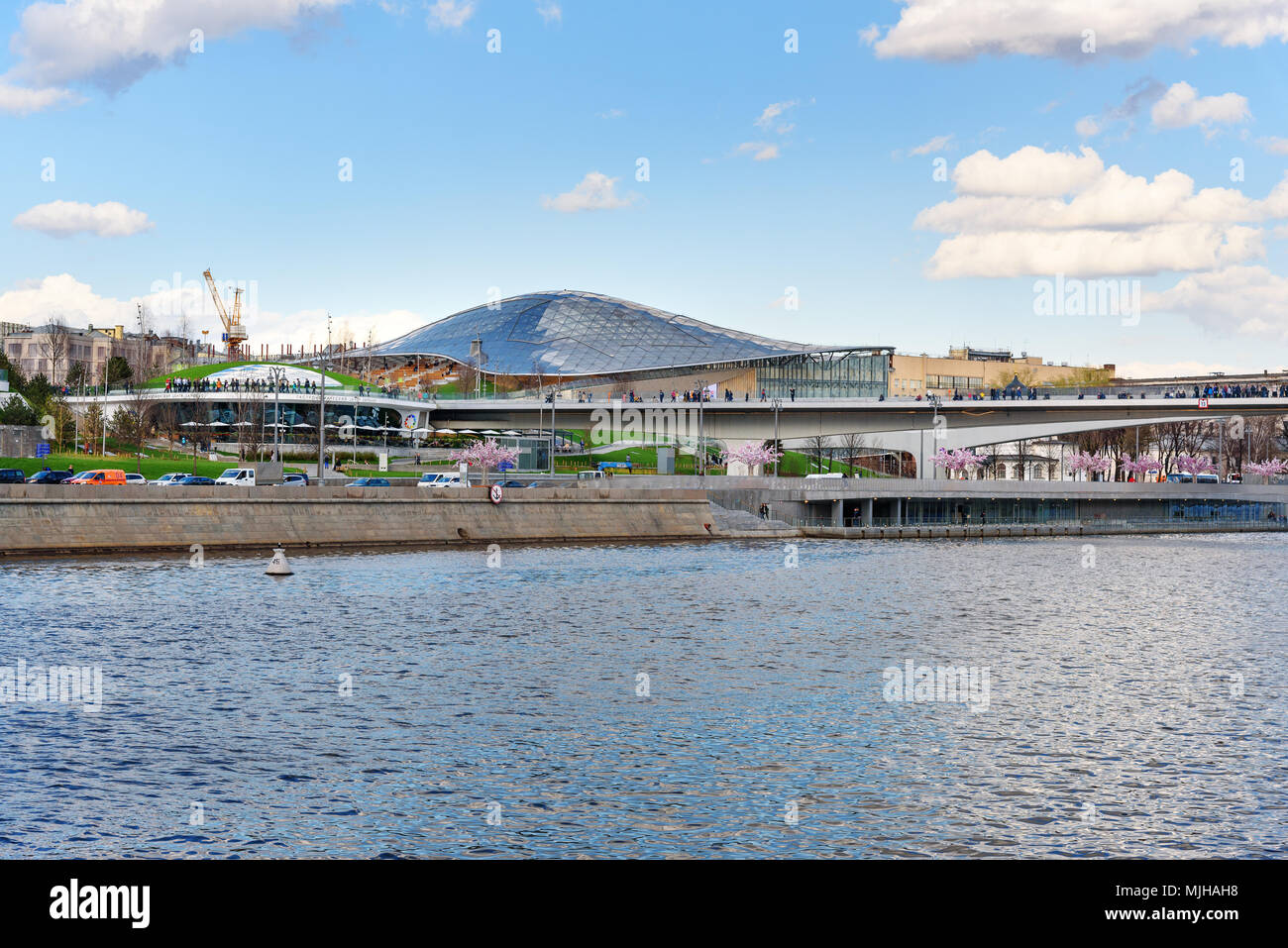 Mosca, Russia - 27 Aprile 2018: vista sul parco Zaryadye da Bolshoy Moskvoretsky Bridge nel centro della città di Mosca Foto Stock
