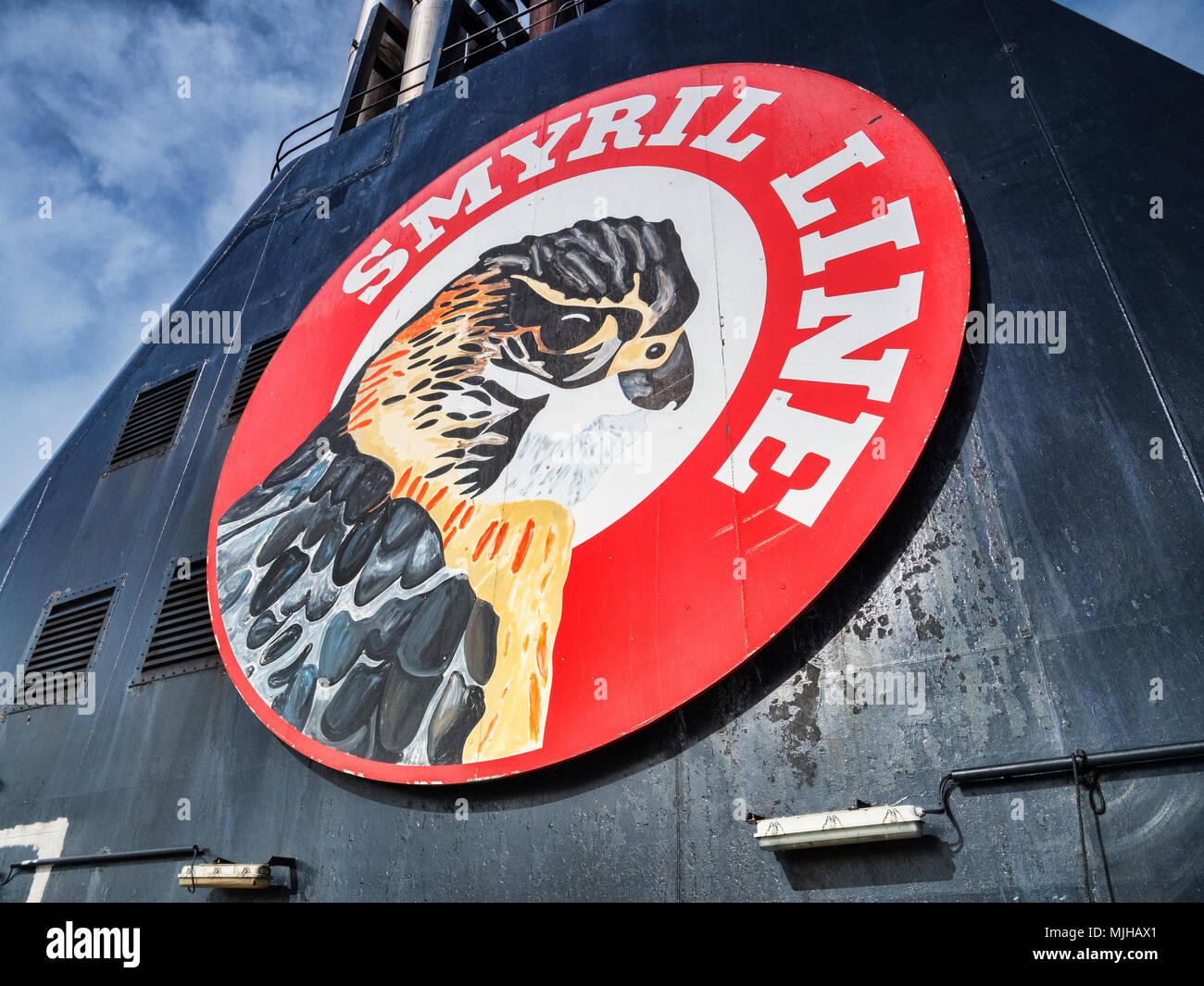 7 Aprile 2018: in mare - Il logo della spedizione delle isole Faeroeer azienda Smyril Line che serve la Danimarca e l'Islanda. Foto Stock
