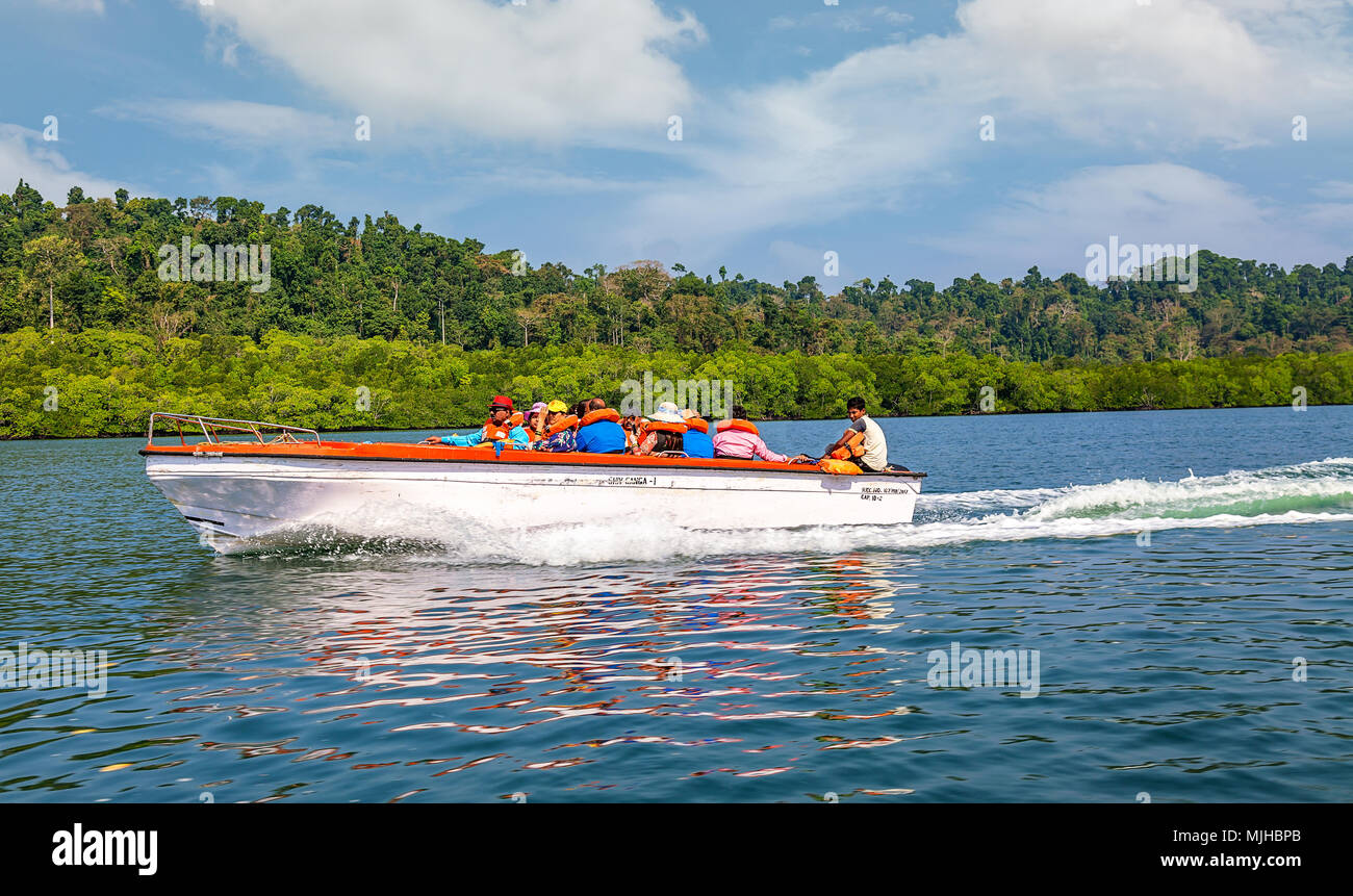 Barca di velocità con i turisti al Mare delle Andamane sulla strada per isole Baratang. a Andaman e Nicobar, India Foto Stock