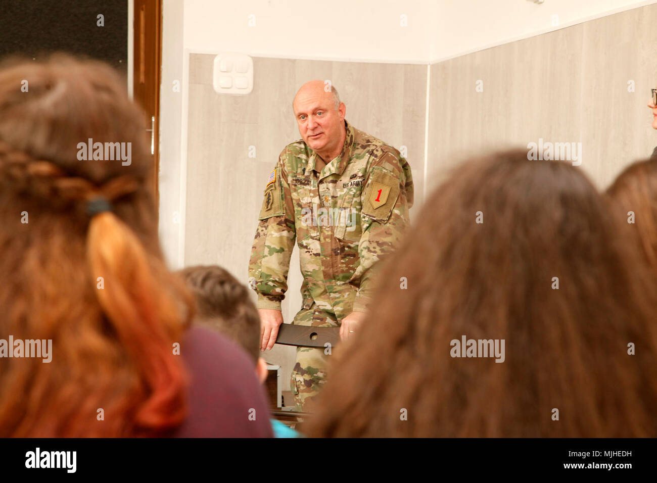 Il Mag. Christian Goza, il cappellano per la prima divisione di fanteria missione elemento di comando, spiega perché ha scelto di servire nell' esercito per una classe di sesto livellatrici a J. Kusociński Scuola primaria n. 71 a Poznan, Polonia, 5 aprile 2018, durante una comunicazione alla comunità visita. Goza ha iniziato il programma di outreach con la locale scuola di rafforzare i legami con la comunità e mettere un nome ad alcune delle facce di U.S. I soldati in città. Nove soldati 53a controllo di movimento battaglione, basata al di fuori della base comune Langley-Eustis, Virginia, e il primo Inf. Div., basata al di fuori del Fort Riley, Kansas, ha preso Foto Stock