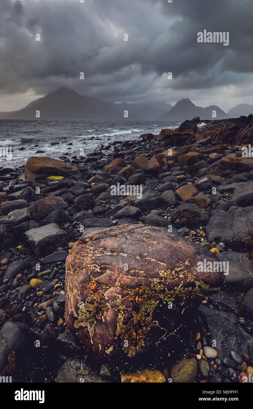 Drammatico paesaggio litorale vista di rocce e Cullin hills, Scotland, Regno Unito Foto Stock