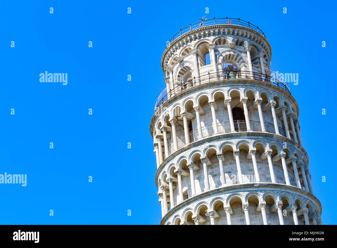 Torre pendente di Pisa, Italia contro un cielo blu senza nuvole Foto Stock
