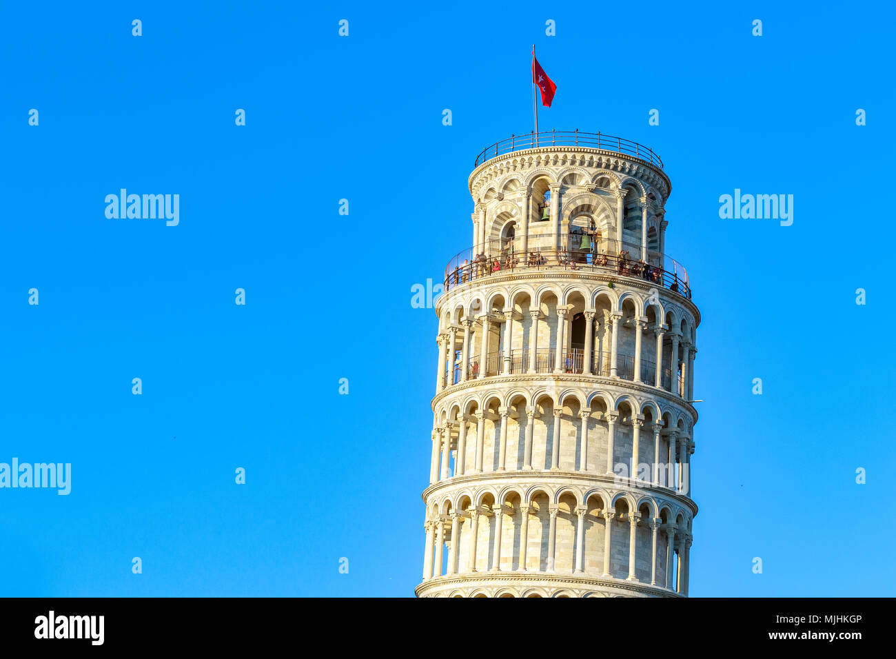 Tramonto a la torre pendente di Pisa, Italia contro un cielo blu senza nuvole Foto Stock