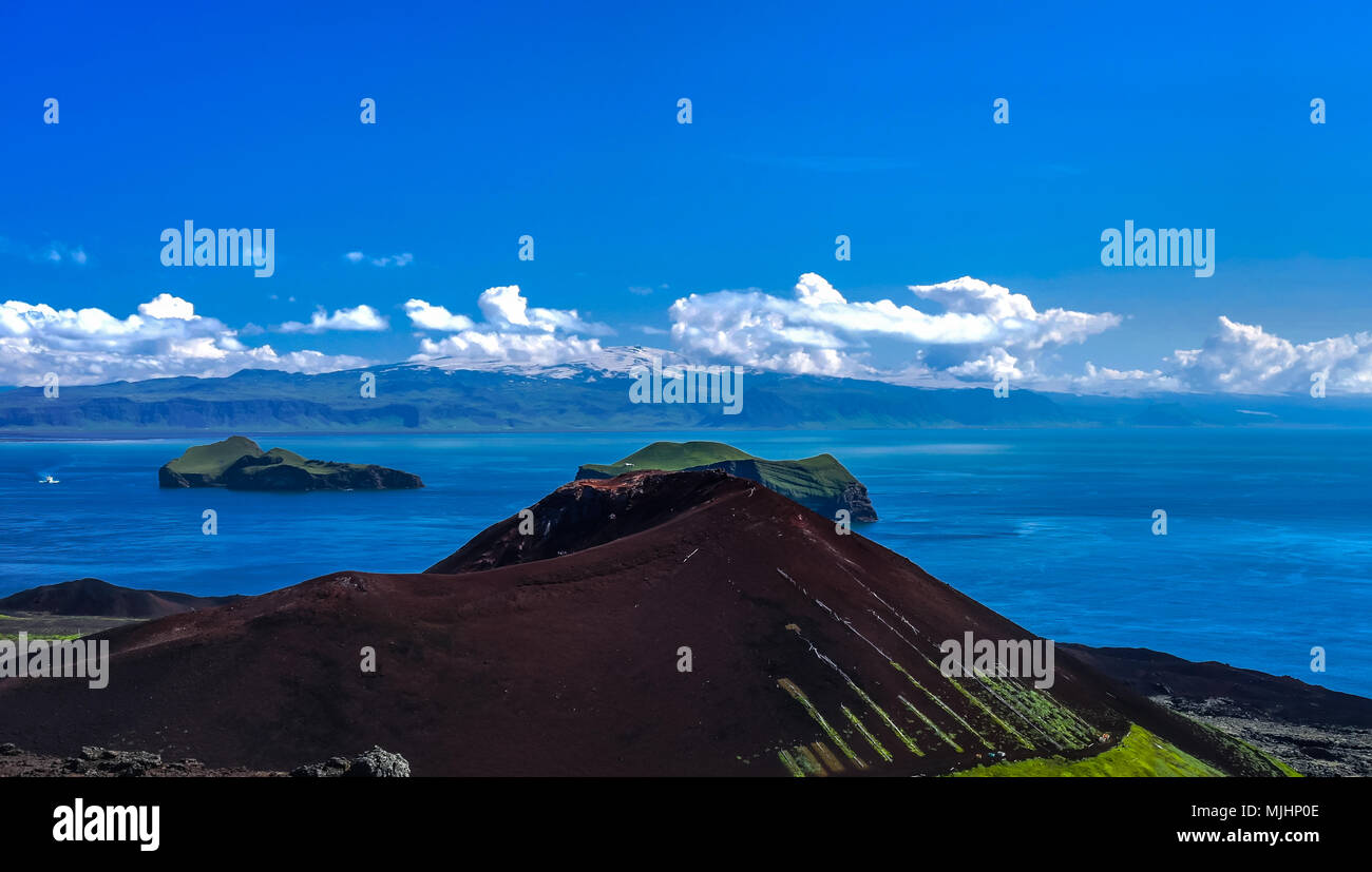 Panorama con il vulcano Eldfell nell Isola di Heimaey, Vestmannaeyjar arcipelago, Islanda Foto Stock