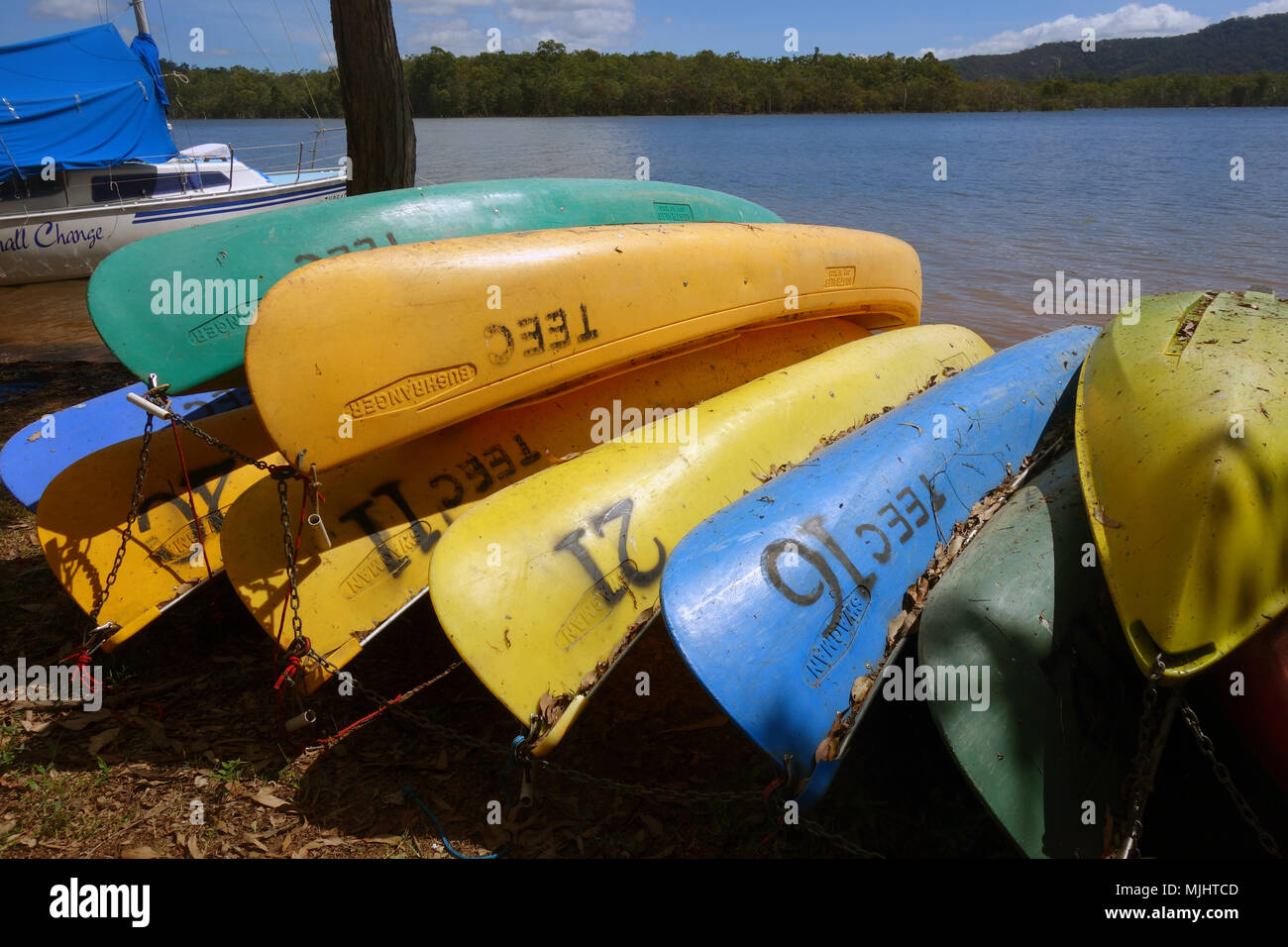 Canoe appartenenti a Tinaroo Centro di Educazione Ambientale sulle rive del lago Tinaroo, altopiano di Atherton, Queensland, Australia. N. PR Foto Stock