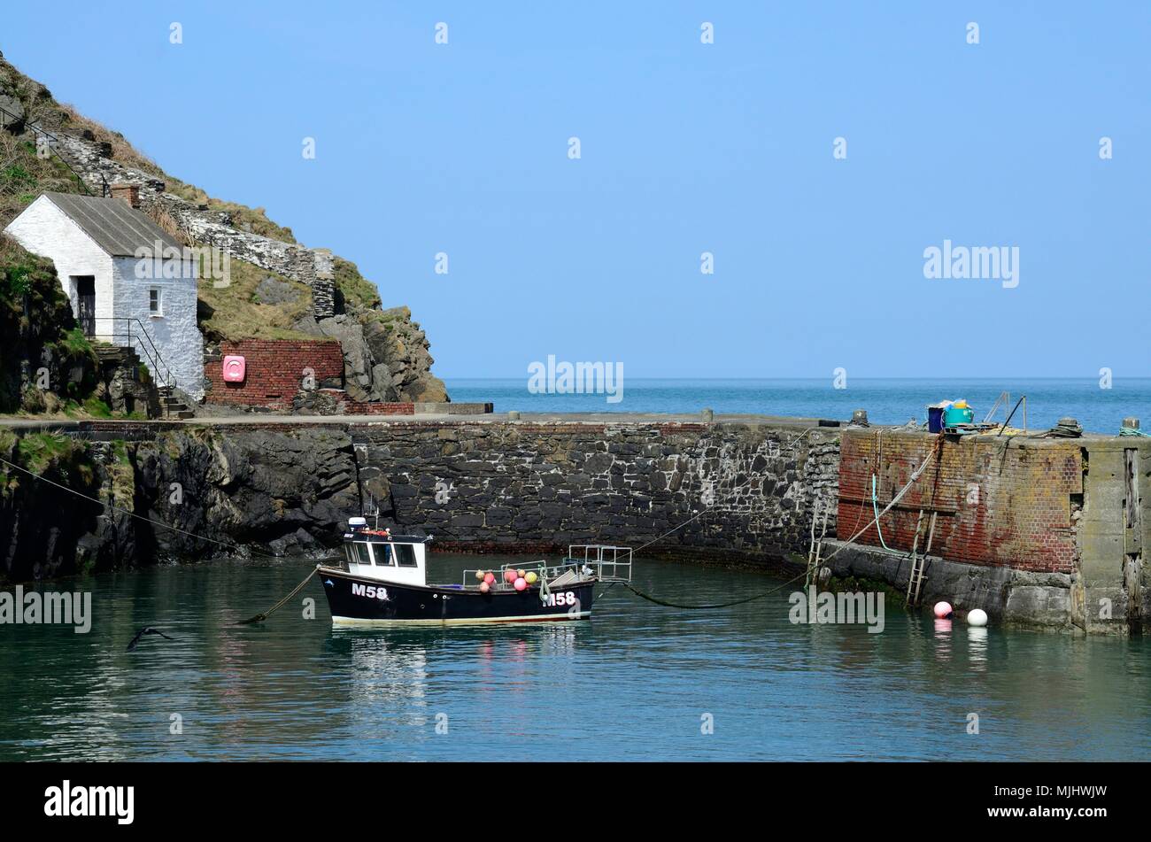 La pesca in barca nel porto Porthgain in una giornata di sole Pembrokeshire Wales Cymru REGNO UNITO GB Foto Stock